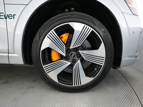 Used 2022 Audi e-tron Premium Plus image 20