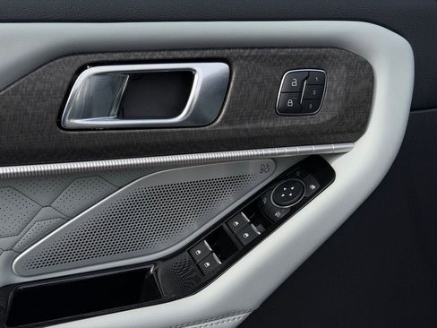 Certified 2025 Ford Explorer Platinum w/ Ultimate Package image 27