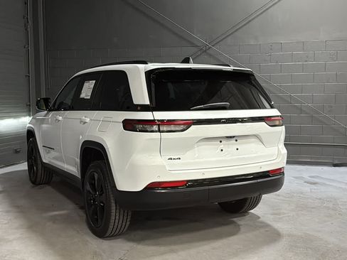Used 2022 Jeep Grand Cherokee Altitude AWD/4WD image 6