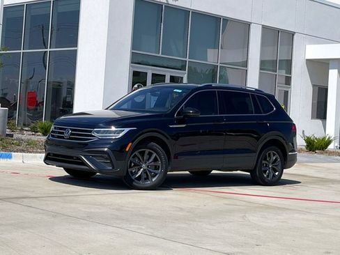Used 2024 Volkswagen Tiguan SE FWD image 1