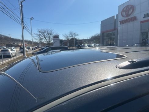 Used 2021 Jeep Grand Cherokee Laredo X image 2