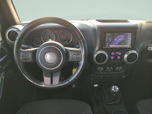 Used 2017 Jeep Wrangler Unlimited Sahara w/ Connectivity Group AWD/4WD image 10
