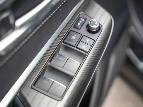 Used 2021 Toyota Venza Limited image 19