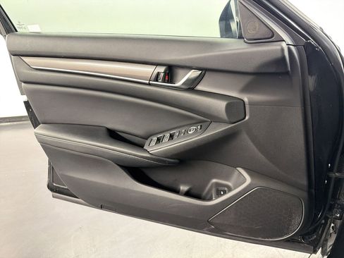 Used 2018 Honda Accord Sport image 19