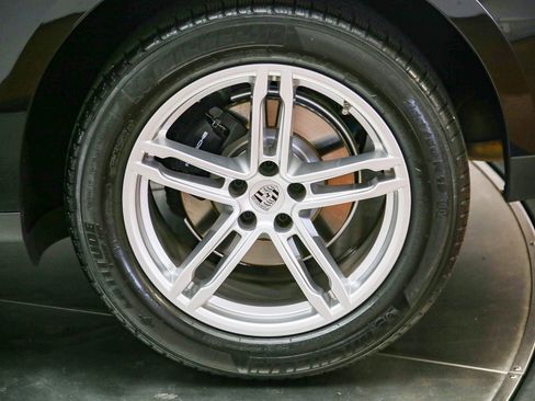 Certified 2025 Porsche Macan AWD/4WD image 14