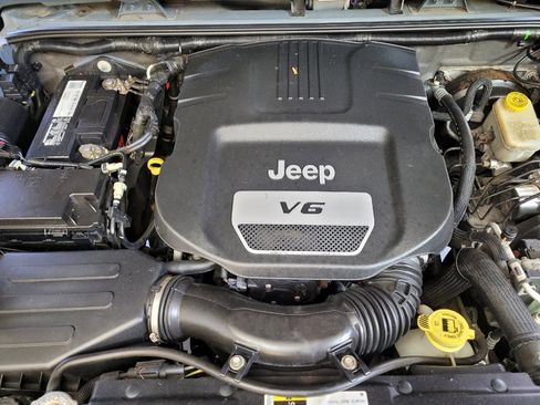 Used 2014 Jeep Wrangler Unlimited Rubicon w/ Dual Top Group AWD/4WD image 30