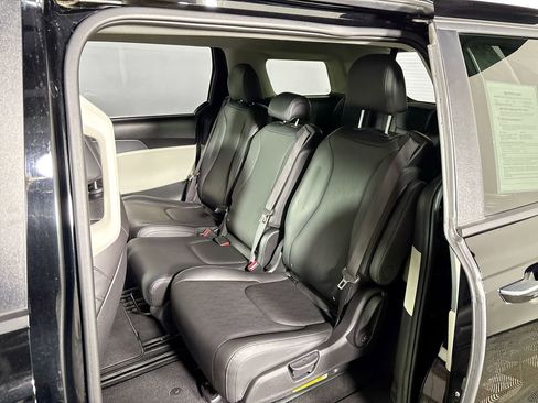 Used 2024 Kia Carnival LX image 18