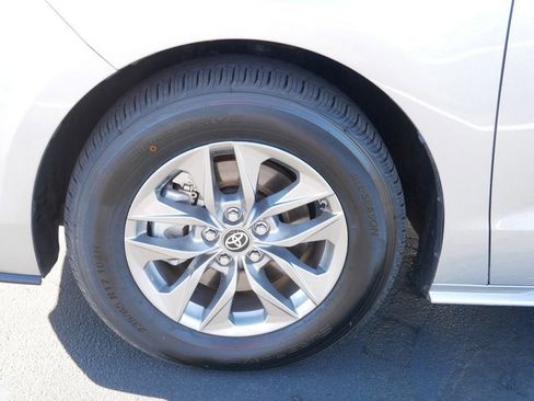 Used 2024 Toyota Sienna XLE image 6