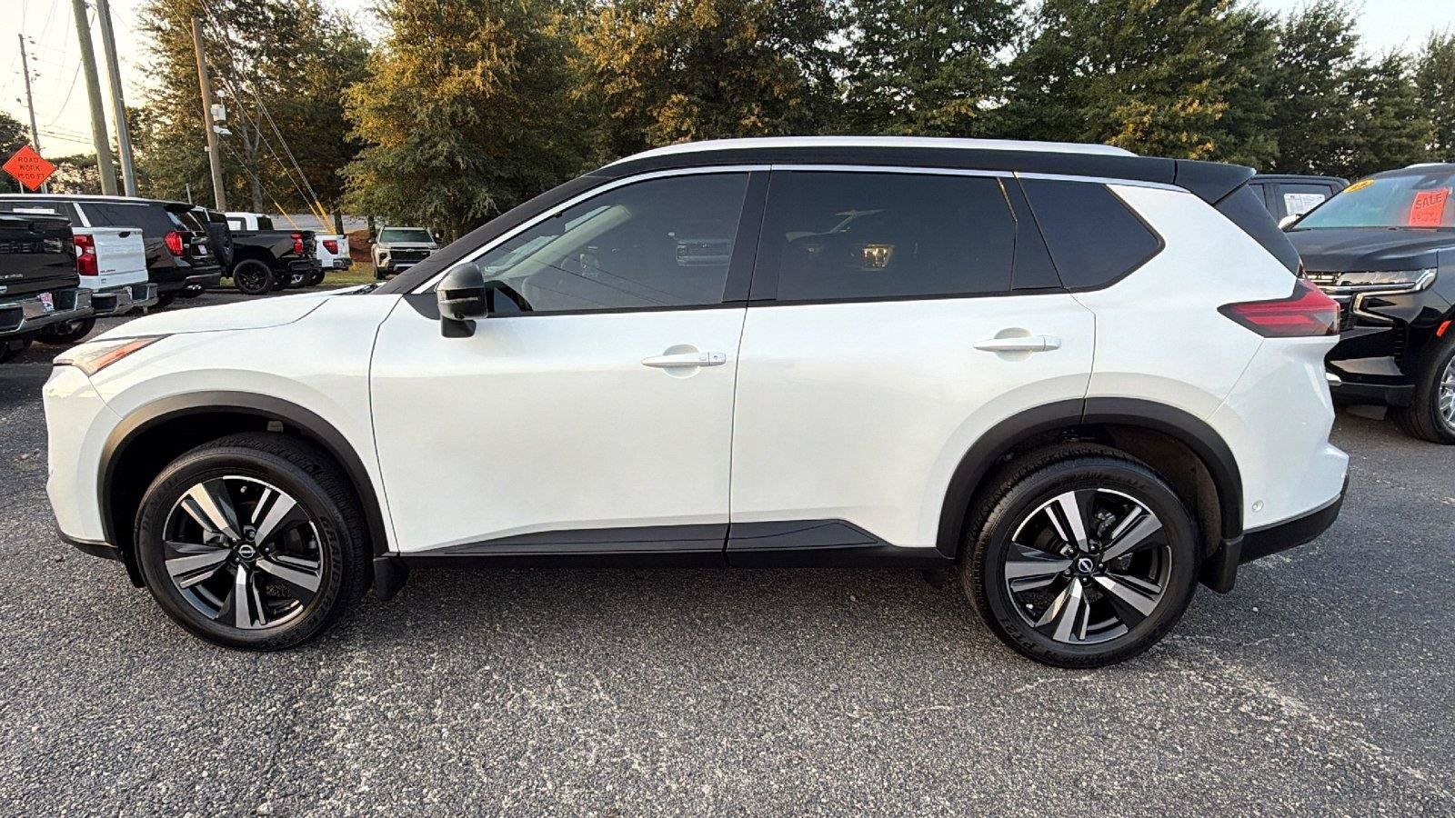 Used 2025 Nissan Rogue SL w/ SL Premium Package FWD image 12