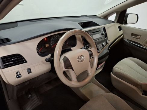 Used 2014 Toyota Sienna L image 17