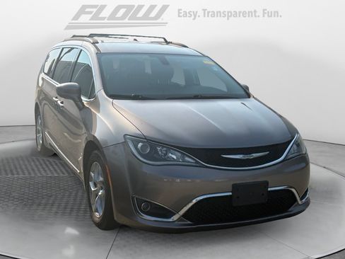 Used 2017 Chrysler Pacifica Touring-L w/ Tire & Wheel Group FWD image 1