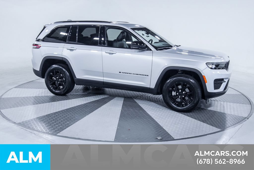 Used 2025 Jeep Grand Cherokee Altitude AWD/4WD image 13