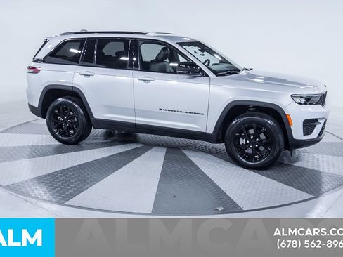 Used 2025 Jeep Grand Cherokee Altitude AWD/4WD image 13