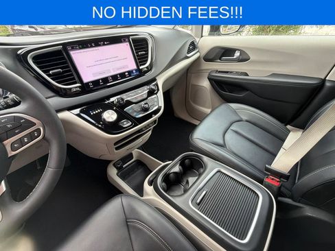 Used 2024 Chrysler Pacifica Touring-L FWD image 19