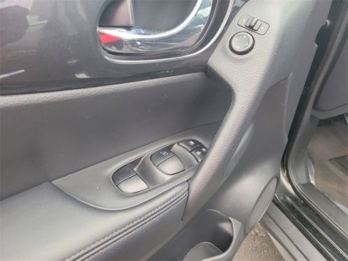 Used 2018 Nissan Rogue S image 22