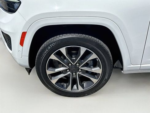Used 2023 Jeep Grand Cherokee Overland w/ Luxury Tech Group IV AWD/4WD image 34
