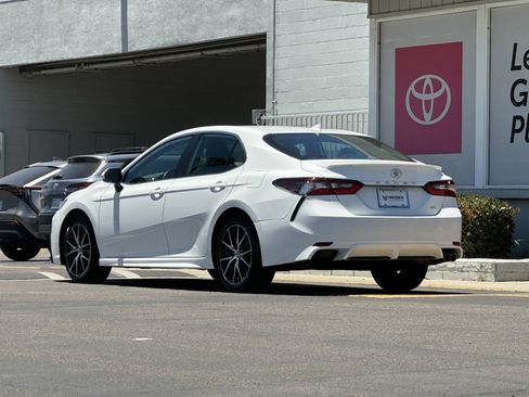 Used 2024 Toyota Camry SE FWD image 3
