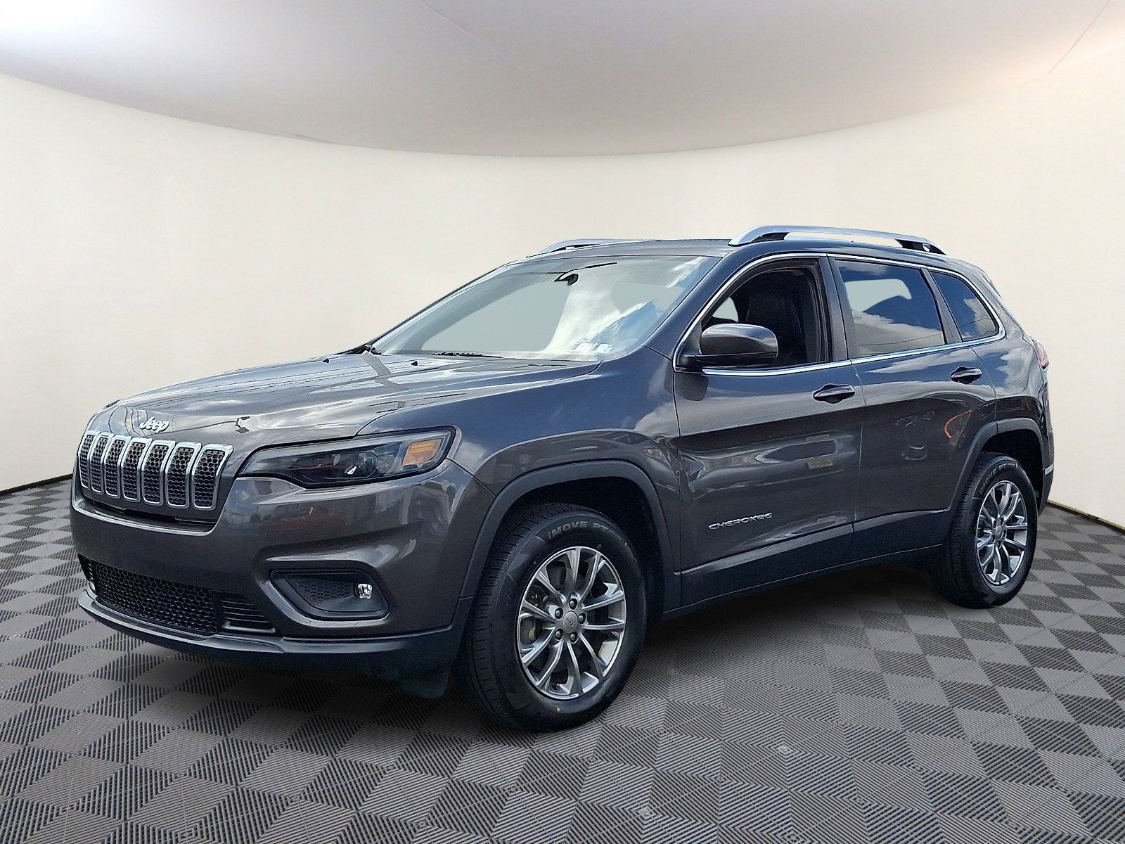 Used 2019 Jeep Cherokee Latitude Plus w/ Cold Weather Group AWD/4WD image 3
