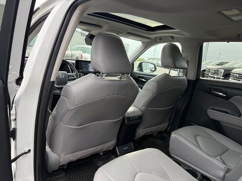 Used 2022 Toyota Highlander XLE image 9
