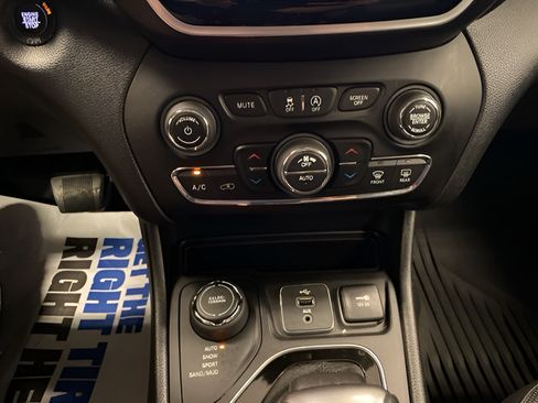 Used 2019 Jeep Cherokee Limited w/ Luxury Group AWD/4WD image 13