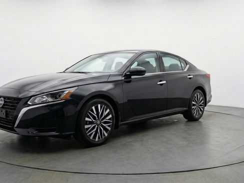 Used 2025 Nissan Altima 2.5 SV image 3