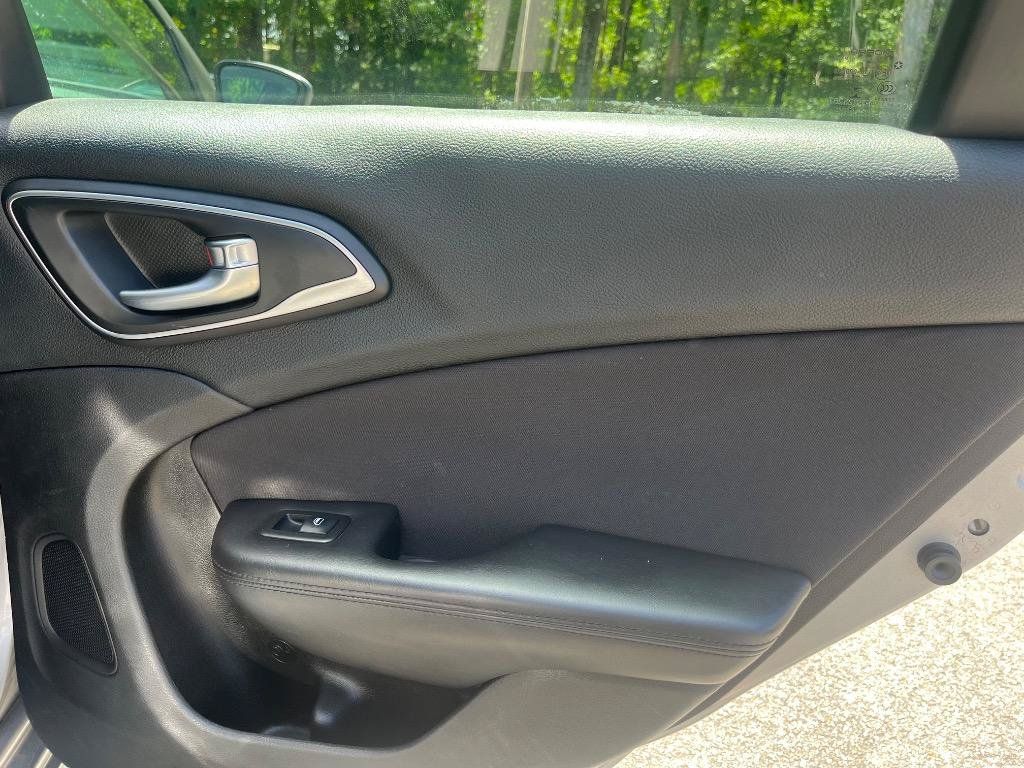 Used 2015 Chrysler 200 Limited FWD image 25