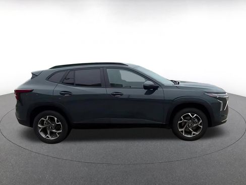 Used 2025 Chevrolet Trax LT w/ LT Convenience Package FWD image 16