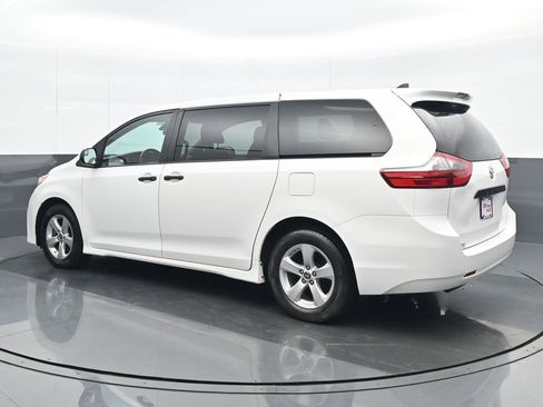 Used 2020 Toyota Sienna L image 4