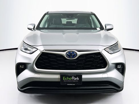 Used 2023 Toyota Highlander LE image 2