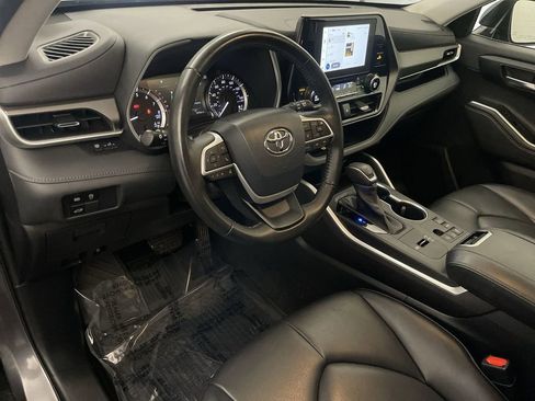 Used 2023 Toyota Highlander XLE image 4