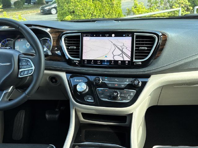 Used 2023 Chrysler Pacifica Limited FWD image 10