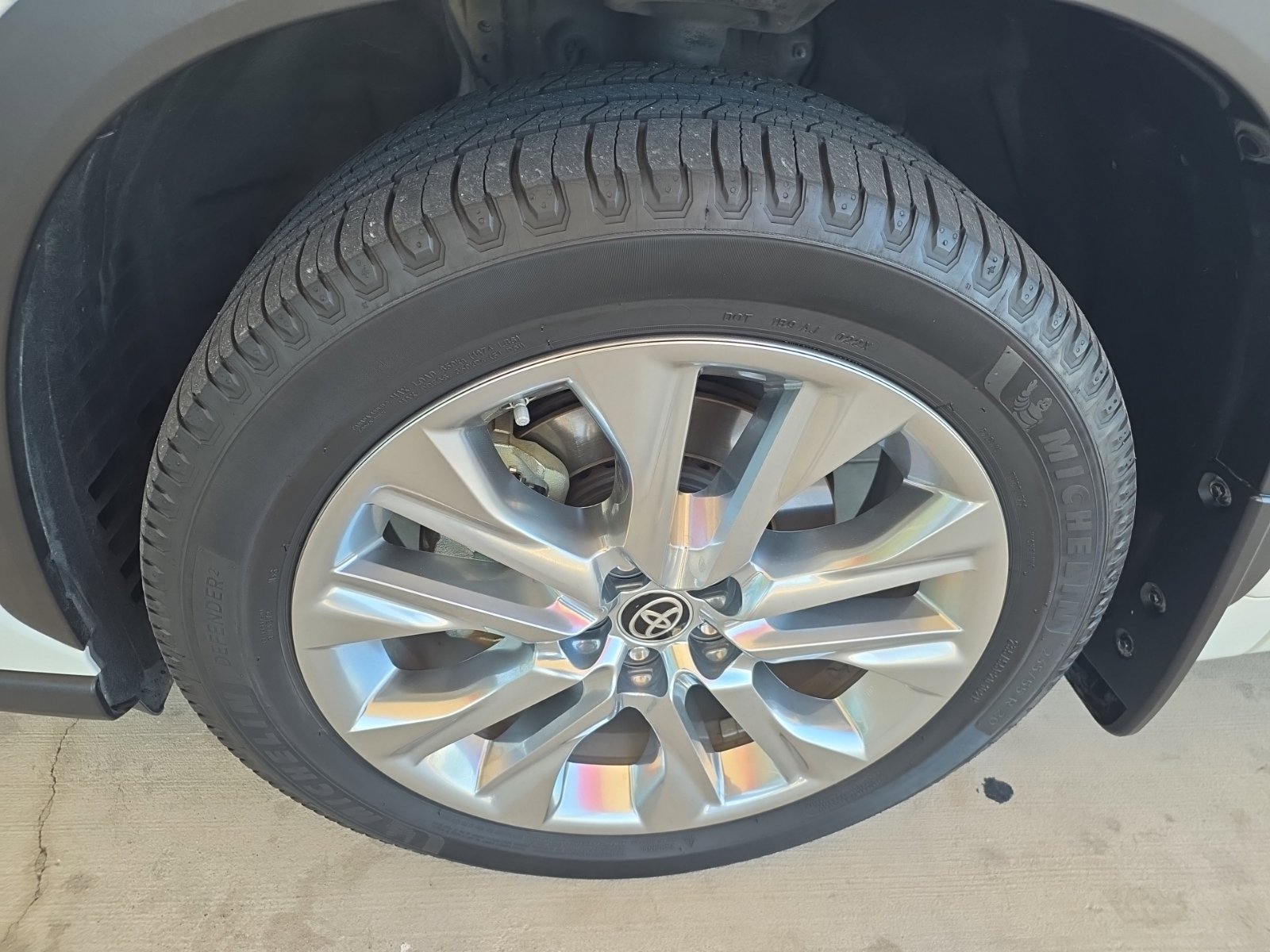 Used 2021 Toyota Highlander Limited FWD image 2