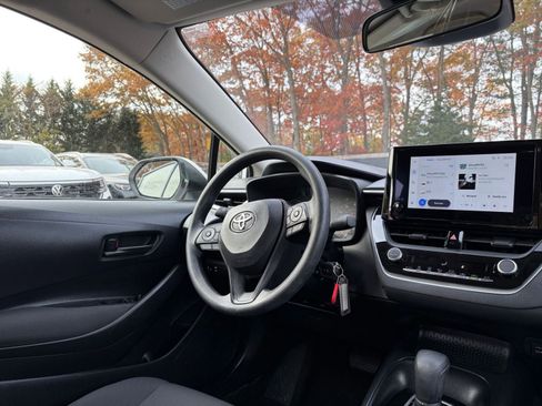 Used 2025 Toyota Corolla LE image 32
