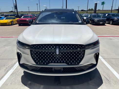 Used 2025 Lincoln Nautilus Reserve AWD/4WD image 2