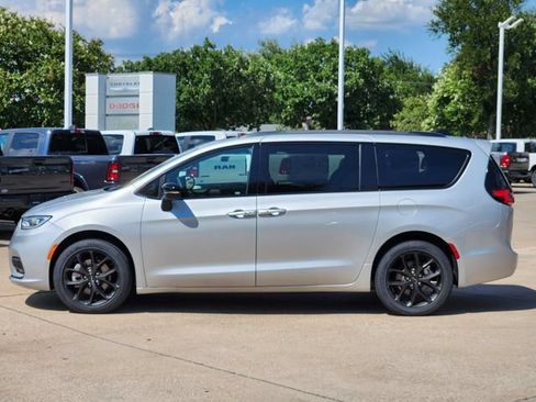 Certified 2023 Chrysler Pacifica Limited w/ S Appearance Package AWD/4WD image 4