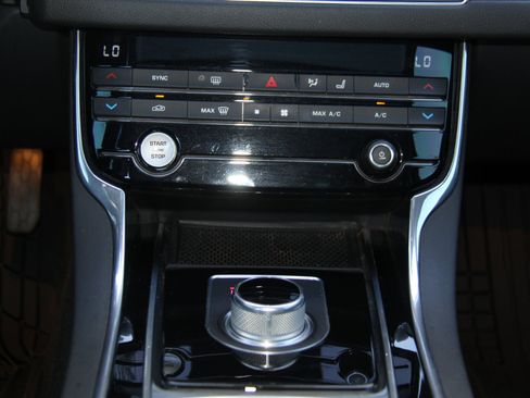 Used 2016 Jaguar XF Prestige image 17