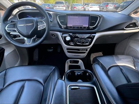 Used 2023 Chrysler Pacifica Touring-L FWD image 22