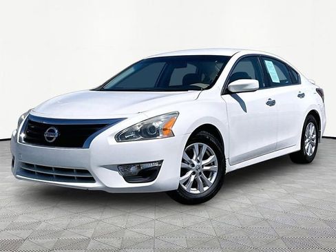 Used 2014 Nissan Altima 2.5 S w/ Sport Value Package FWD image 3