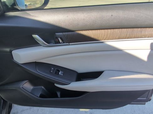Used 2018 Honda Accord EX image 30
