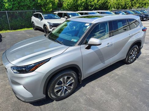 Used 2022 Toyota Highlander XLE AWD/4WD image 9