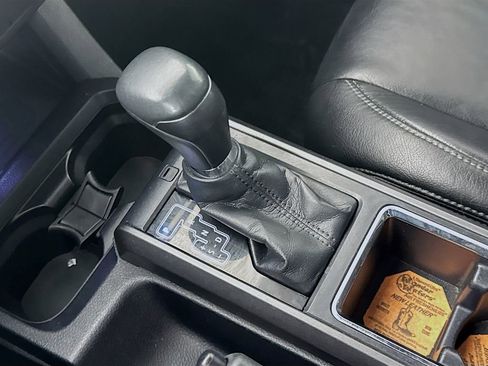 Used 2017 Toyota Tacoma TRD Off-Road w/ Tow Package (A/T) image 19