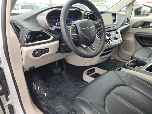 Used 2024 Chrysler Pacifica Limited FWD image 23