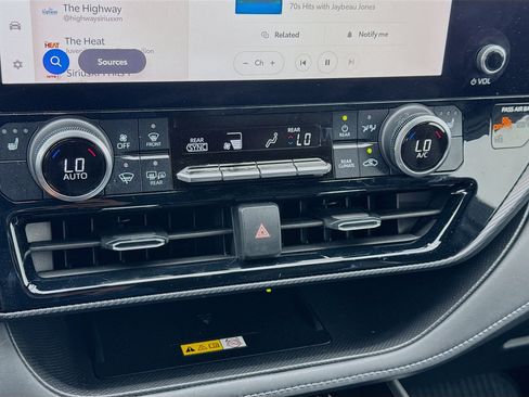 Used 2024 Toyota Highlander XSE image 12