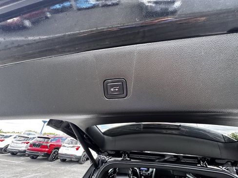 Used 2022 Chevrolet Traverse LT image 10