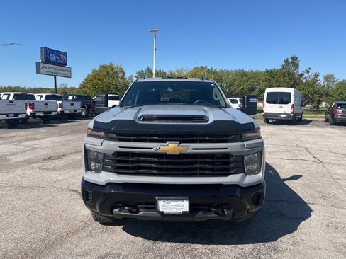Used 2024 Chevrolet Silverado 2500 Custom w/ Custom Value Package image 8