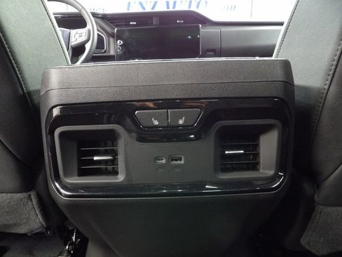 Used 2025 GMC Sierra 1500 AT4 w/ Technology Package AWD/4WD image 18