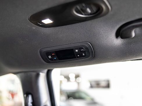Used 2019 Chrysler Pacifica Touring Plus w/ S Appearance Package FWD image 39