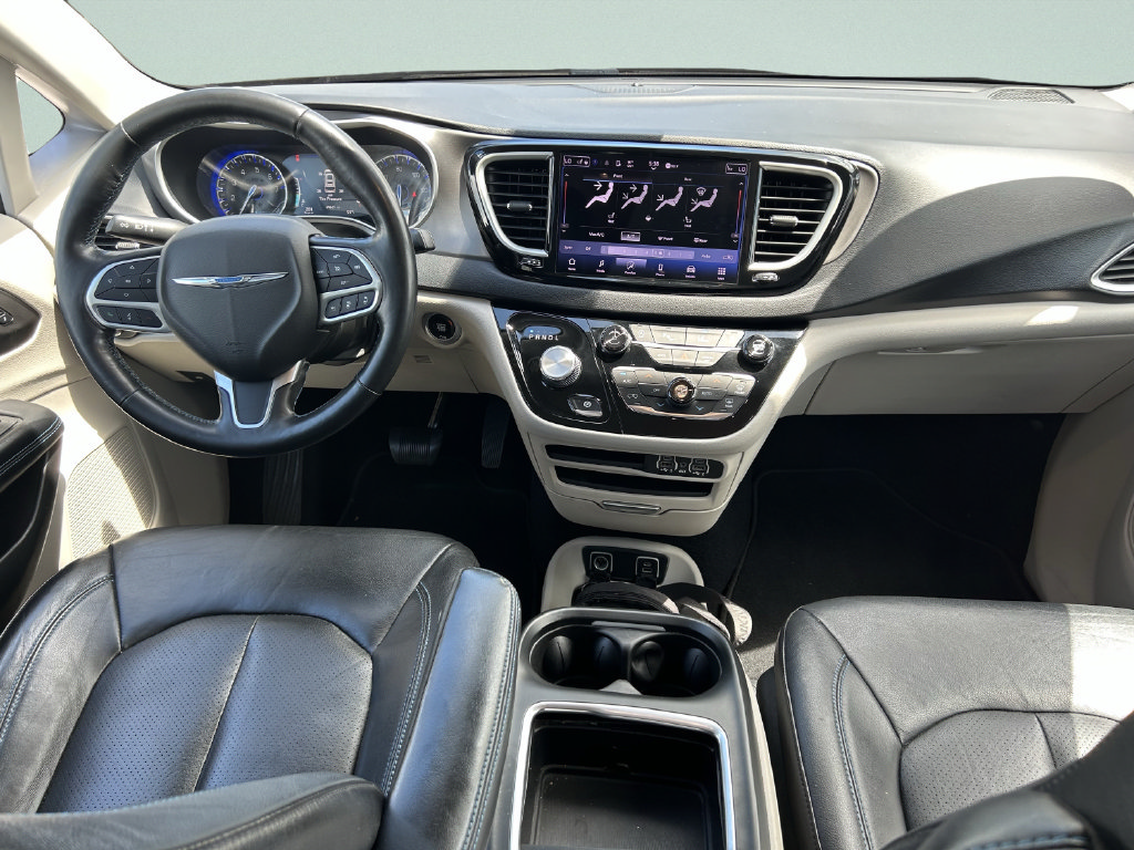 Used 2021 Chrysler Pacifica Touring-L FWD image 18