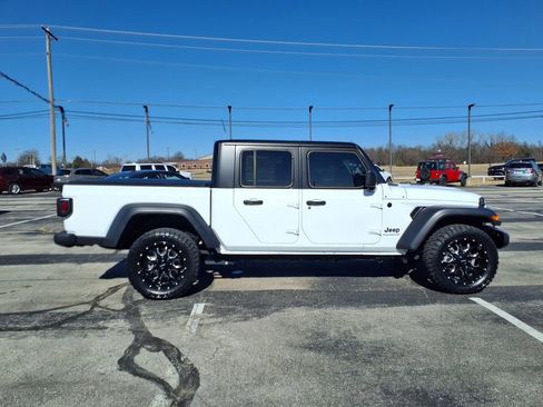 Used 2025 Jeep Gladiator Sport image 8