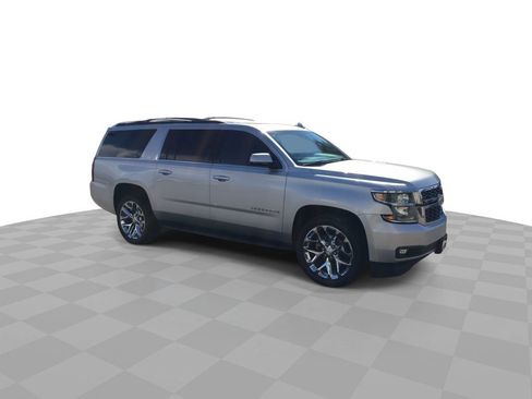 Used 2017 Chevrolet Suburban LT image 2